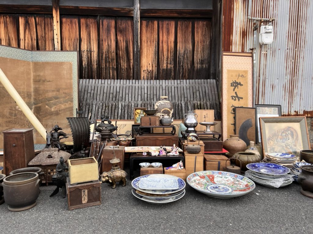 京都市右京区のお客様より蔵整理に伴う銀製品、春画など骨董品全般の